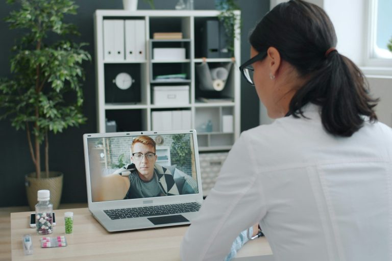 Dein kostenloses PKV Erstgespräch Eine Beraterin befindet sich im Videocall am Laptop beim Online-Erstgespräch für die Private Krankenversicherung (PKV).