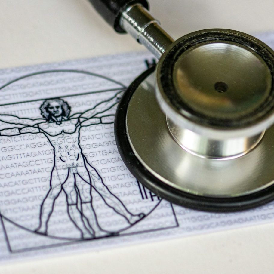 GKV oder PKV? Der Systemvergleich für Beamte und Anwärter Eine Gesundheitskarte mit Stethoskop symbolisiert den Systemvergleich zwischen GKV und PKV für Beamte und Anwärter.