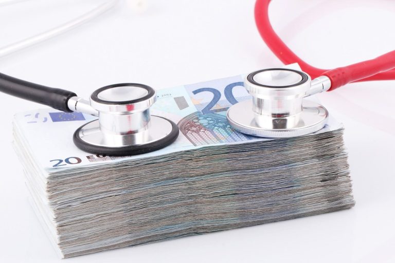 Deine monatliche Einkommenssicherung bei Berufsunfähigkeit Ein Stethoskop auf einem Stapel Zwanzig-Euro-Scheinen symbolisiert den wichtigen BU-Schutz und die Einkommenssicherung für Angestellte.