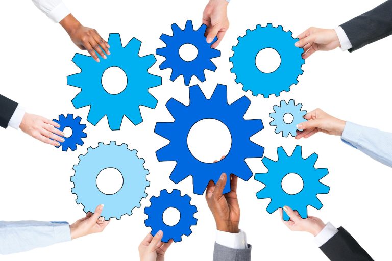 Echte Expertise – wie Zahnräder greifen unsere Lösungen für deine Absicherung lückenlos ineinander Ineinandergreifende Zahnräder symbolisieren die echte Expertise bei der lückenlosen Abstimmung von PKV, Krankentagegeld,BU und Unfallschutz.