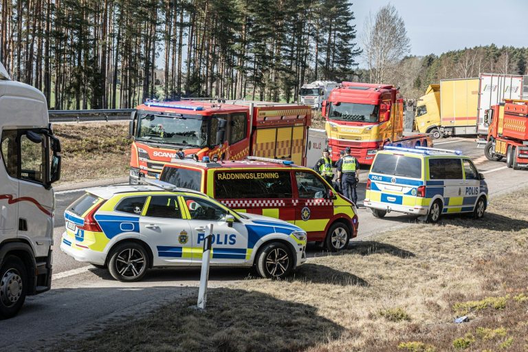 Dein verlässlicher Unfallschutz im Beruf und Alltag Einsatzkräfte von Polizei und Feuerwehr an einem Unfallort symbolisieren die Notwendigkeit eines privaten Unfallschutzes für Selbstständige.