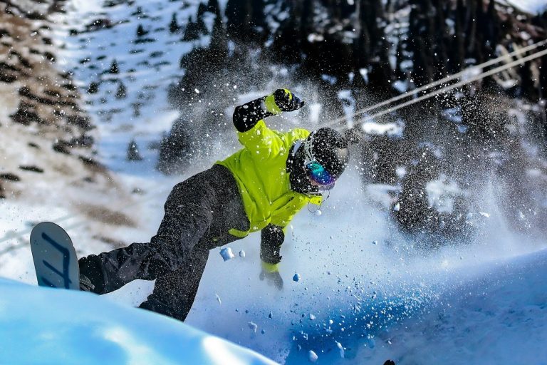 Dein Unfallschutz im Dienst und in der Freizeit Ein Snowboarder verkörpert das Risiko von Freizeitunfällen und die Notwendigkeit eines privaten Unfallschutzes für den öffentlichen Dienst.