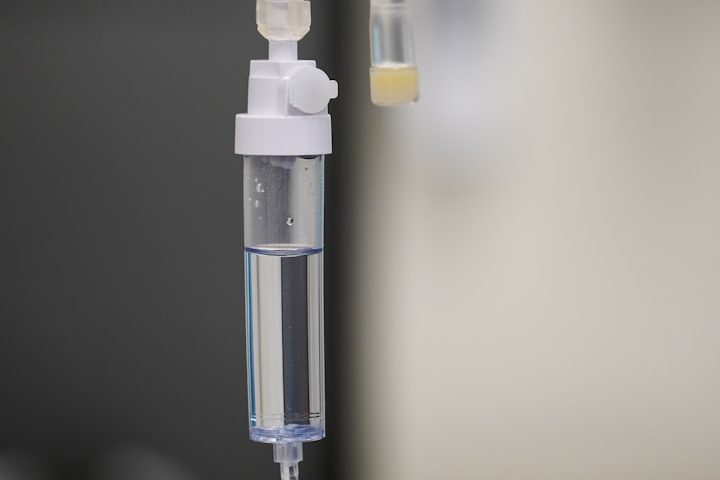 Deine Existenzabsicherung durch Krankentagegeld Ein Infusionstropf im Krankenhaus verdeutlicht die existenzielle Bedeutung eines Krankentagegelds für Selbstständige bei längerem Ausfall.
