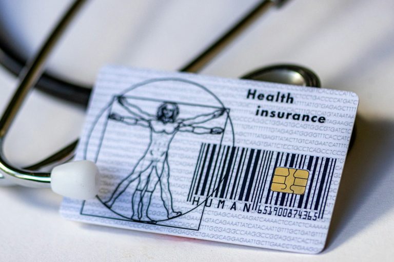 Deine erstklassigen Vorteile als Privatpatient Eine Gesundheitskarte liegt auf einem Stethoskop und symbolisiert die erstklassigen PKV Vorteile für Angestellte und Führungskräfte.