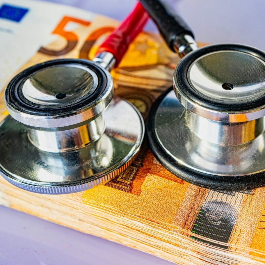 Warum die GKV für Beamte oft zur Kostenfalle wird Ein Stethoskop auf 50-Euro-Scheinen verdeutlicht die GKV-Kosten für Beamte und Anwärter ohne Arbeitgeberanteil im Vergleich zur PKV.
