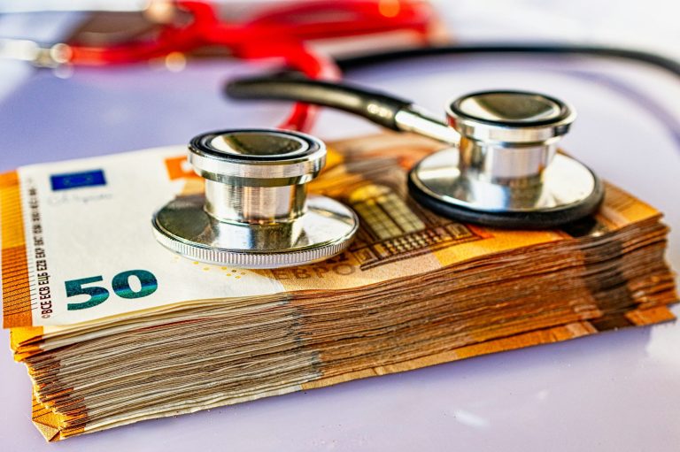 Rundum-Sorglospaket Berufsunfähigkeit – finanzielle Absicherung für deine Arbeitskraft, wenn du längerfristig ausfällst Ein Stethoskop liegt auf einem 50-Euro-Geldscheinstapel als Symbol für die finanzielle Absicherung der Arbeitskraft bei Berufsunfähigkeit.