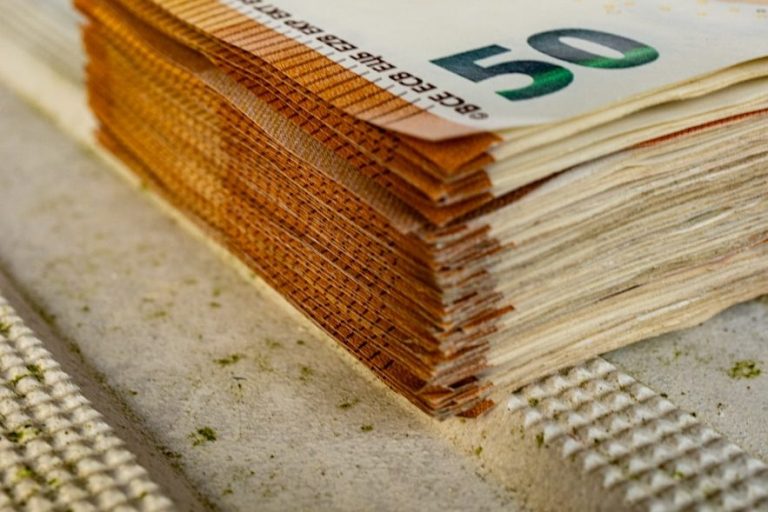 Deine Einkommenssicherung bei Berufsunfähigkeit Ein Stapel von Fünfzig-Euro-Scheinen symbolisiert die Absicherung des Einkommens durch eine monatliche BU-Rente für Selbstständige.